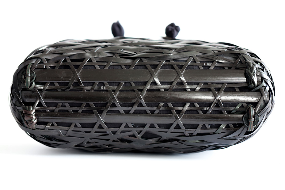 黒塗りやたらかごバッグの底部分