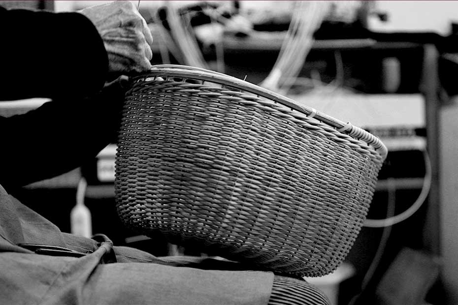丸籐二本手買い物籠を作る籐編み職人