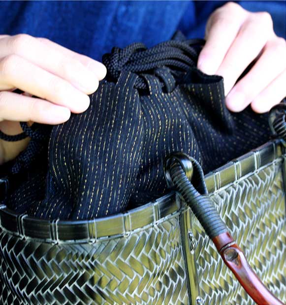 黒編み波網代竹籠バッグの巾着部分