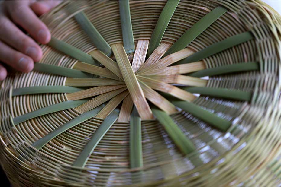 真竹磨き楕円菊底手提げ籠の裏底部分