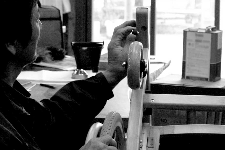 竹の車椅子を心を込めて手作りする熟練職人
