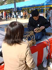 屋外のイベントでも花かごづくり教室