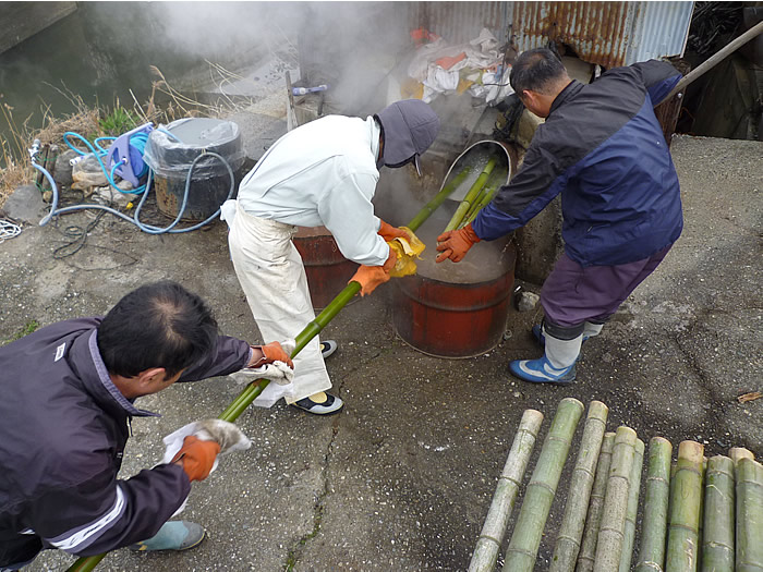 湯抜きをしている場面