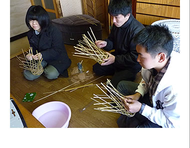 花かごつくり体験中