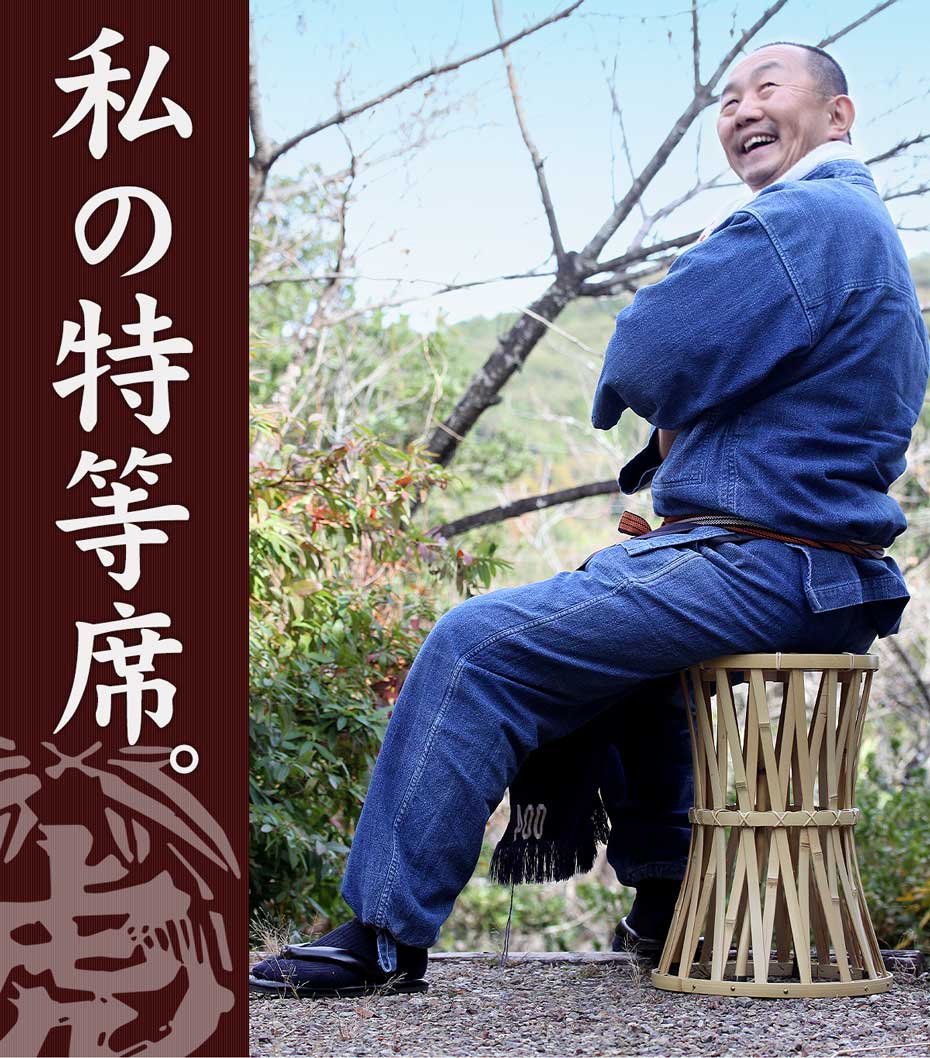 虎竹網代鼓椅子は鼓型（つづみがた）の竹製スツール。中央に竹輪を入れて鼓型にすることで強度が増すのです。