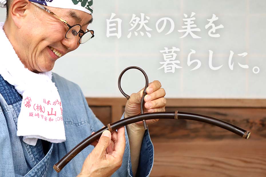 黒竹ハンガーは、竹ならではの節を活かした作りが魅力の洋服掛け。竹節が滑り止めになるため衣類が滑り落ちにくく、見た目の美しさと実用性を両立。