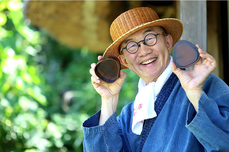 拭き漆仕上げ杉弁当箱（三角おにぎり）と竹虎四代目