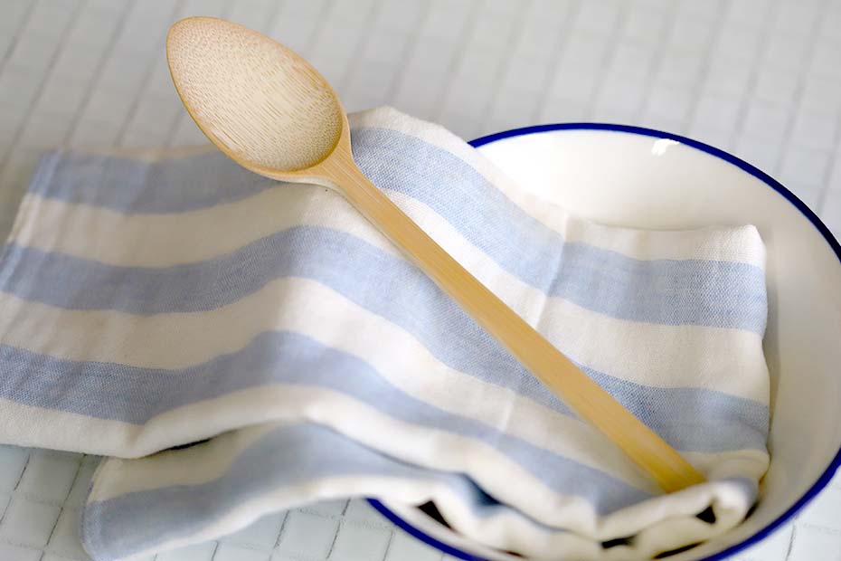 薄型竹カレースプーン（無塗装）は食卓にナチュラルな風合いをもたらします。