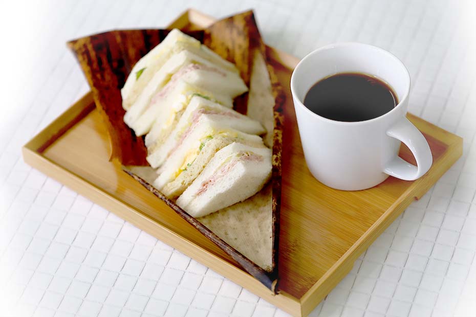 竹皮とサンドイッチ