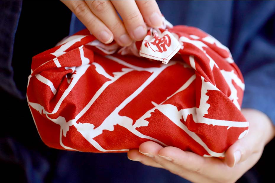 風呂敷に包まれた竹皮のお弁当、ランチョンマット