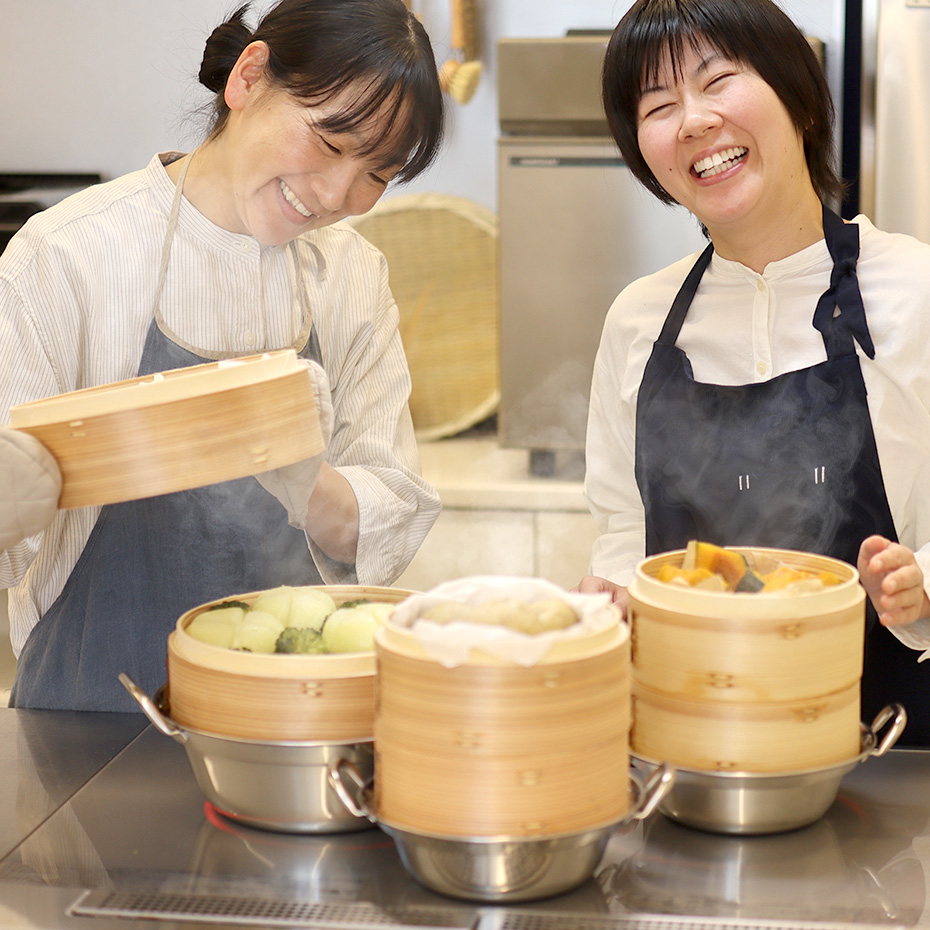 杉蒸篭「蒸とら」の料理風景