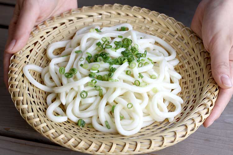 そばざる（渦）でうどんを食べる