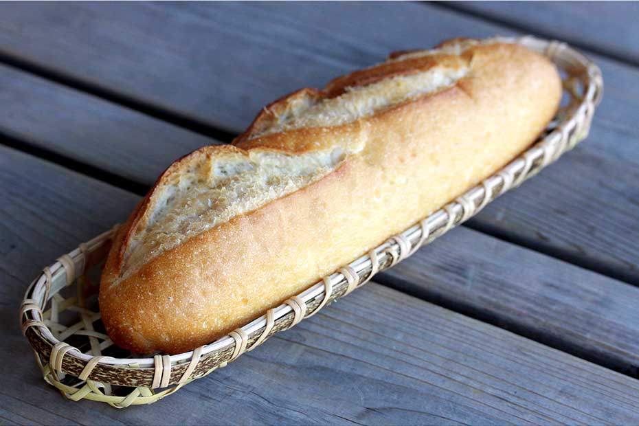 フランスパンを載せた虎竹パン籠