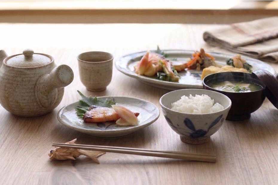 竹編み魚型箸置きを使った食卓