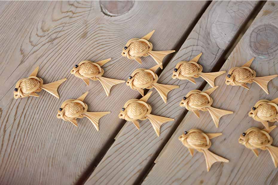 竹編み魚型箸置きを並べた様子