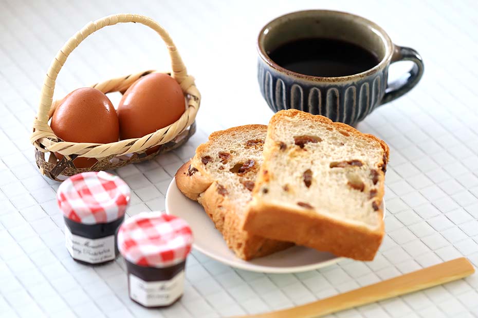 虎竹手付きゆで卵かごのある食卓