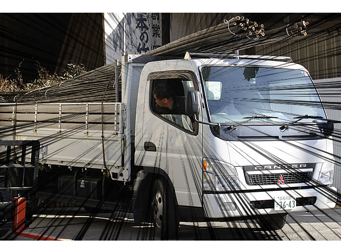 大型トラック...を運転する竹職人!!