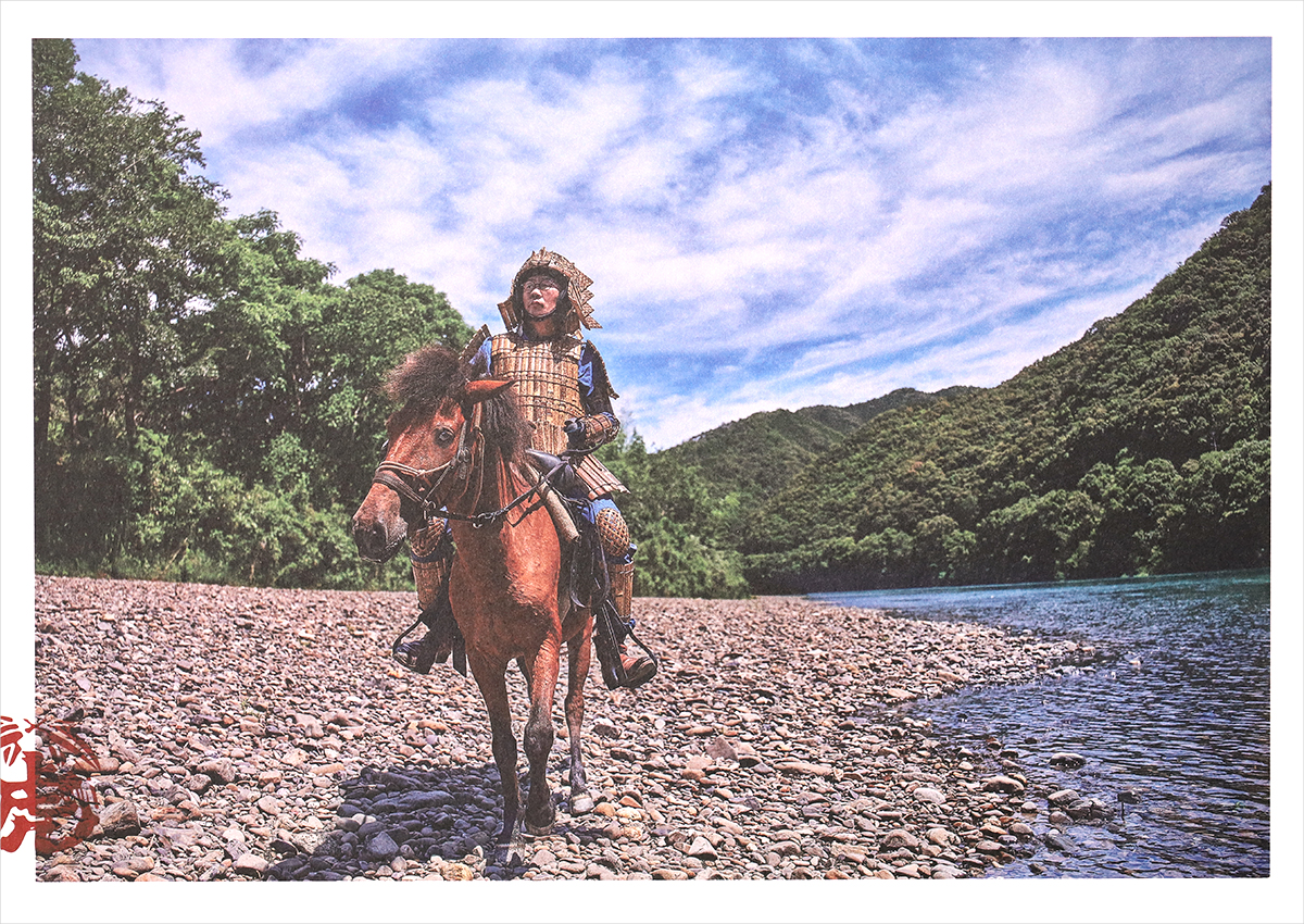 竹虎年賀状2026は虎竹アーマーを身にまとった竹虎四代が乗馬姿で登場しています。