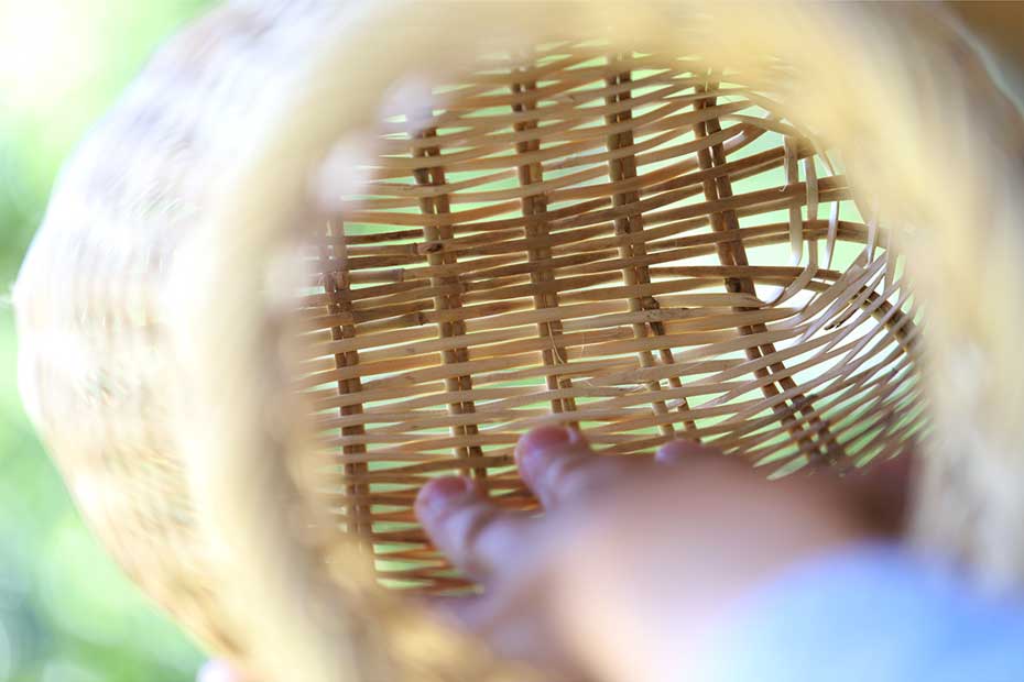 竹表皮が内側になるように編まれている篠竹魚籠