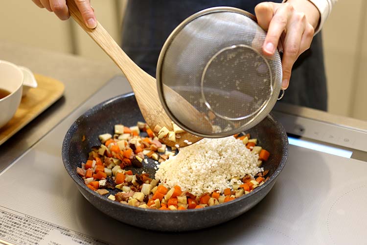 もち米を追加して炒める