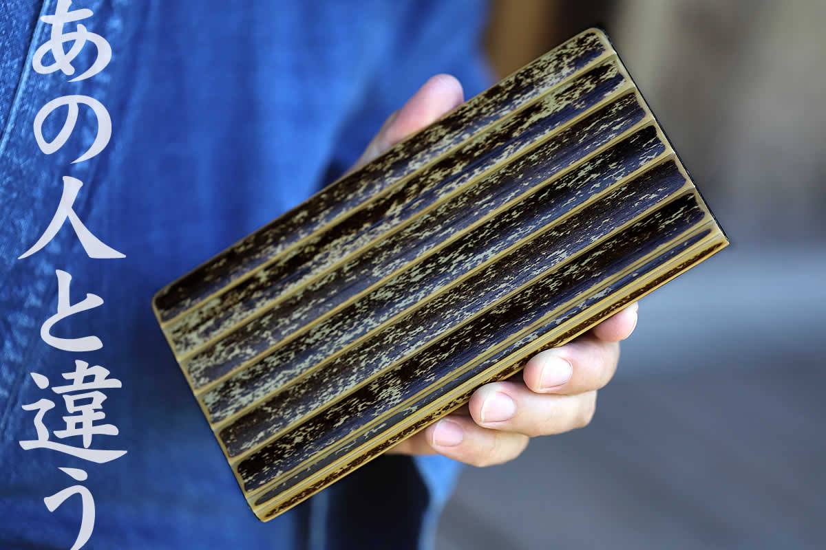 日本唯一虎斑竹と厳選した牛革で仕上げた、シンプルで長く使えるサイフで、虎模様が印象的な虎竹長財布