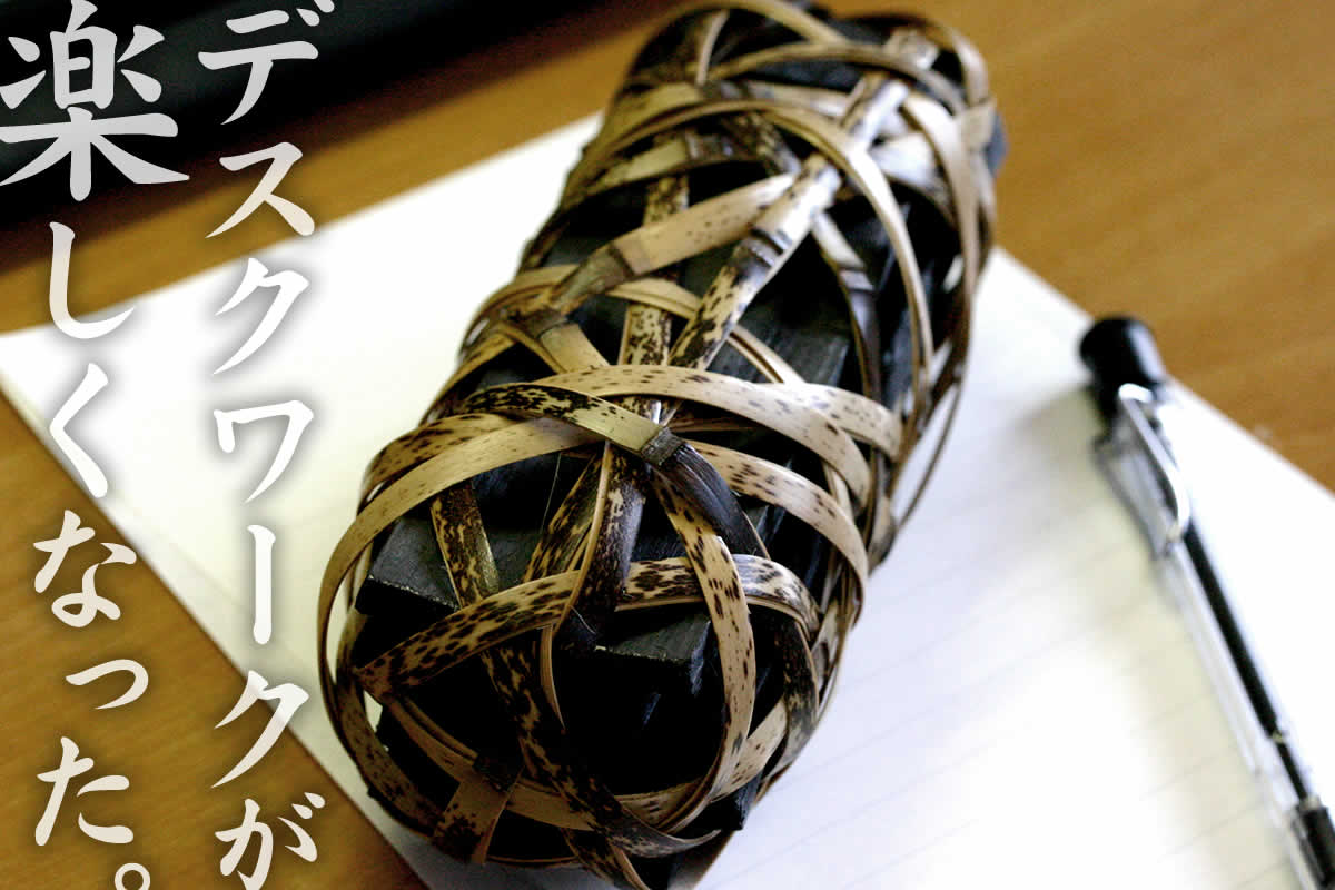 竹炭ペーパーウェイトは、虎斑竹のかごに最高級竹炭を詰め込んだデスクの重しです。