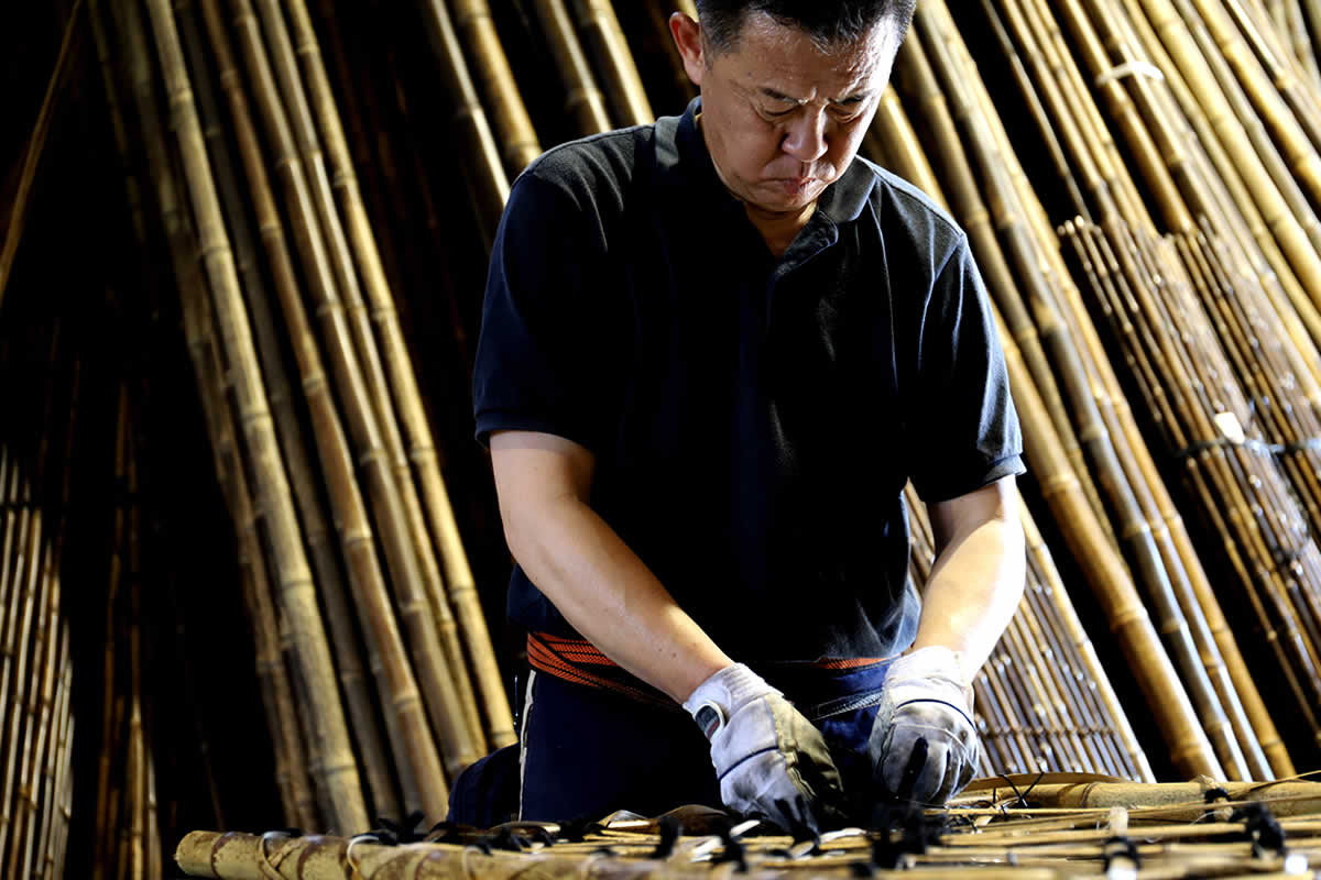 専務（竹虎工場長）が袖垣を作っている写真