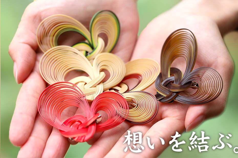 竹を束ねたハート型のブローチは1970年代に作られたレトロなアクセサリーです。