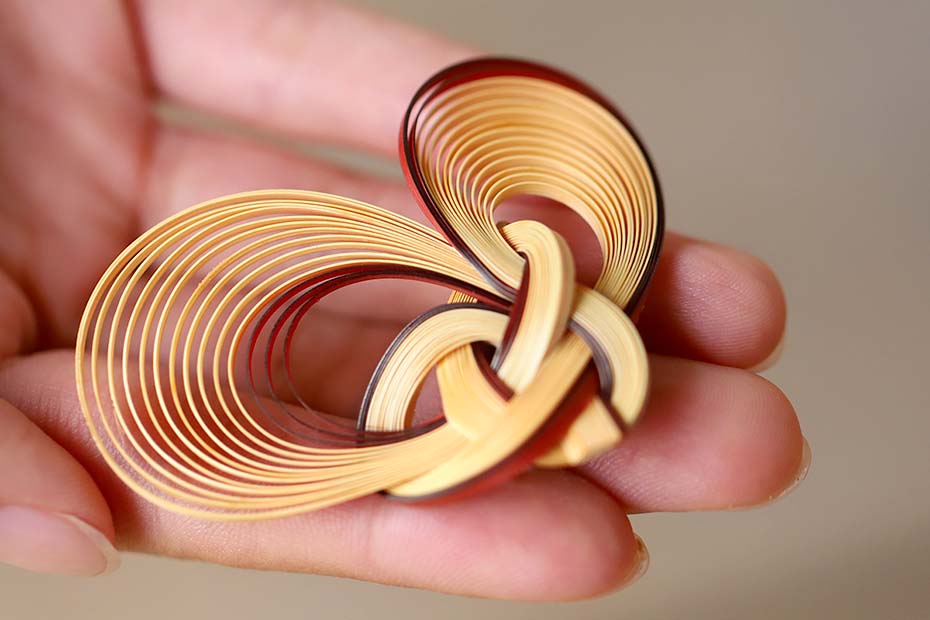 ハンドメイドの竹を束ねたハート型のブローチ