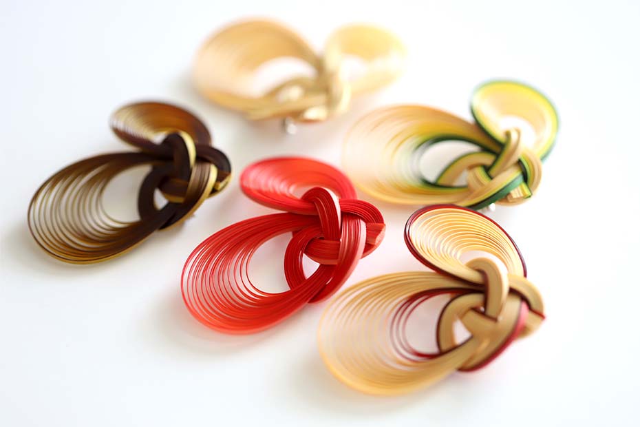 かわいい竹を束ねたハート型のブローチ