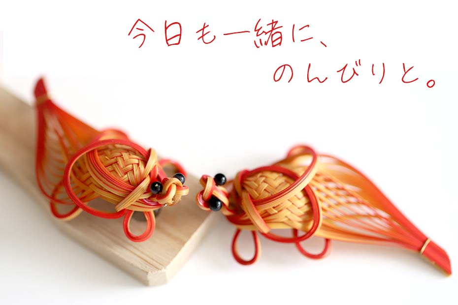 竹編み赤亀ブローチは1970年代に作られたレトロなアクセサリーです。