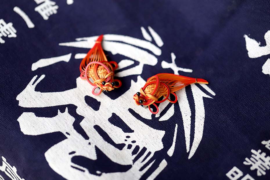 動物タイプの竹編み赤亀ブローチ