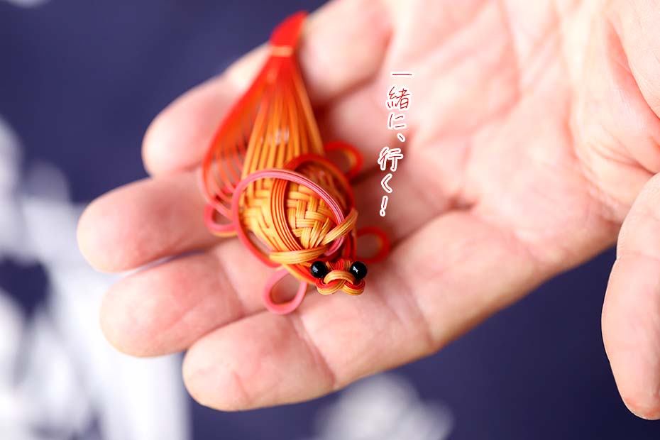 国産日本製の竹編み赤亀ブローチ