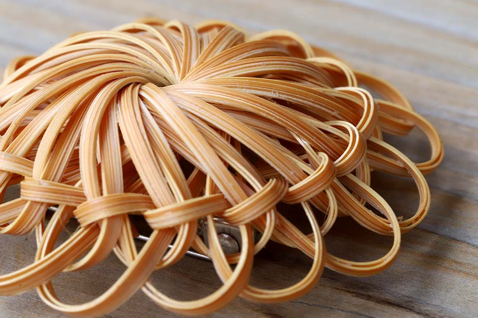 おしゃれな大輪の花竹ブローチ