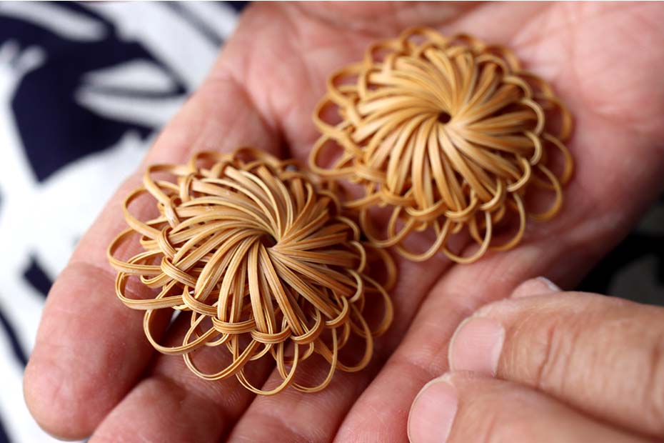 手のひらサイズの大輪の花竹ブローチ