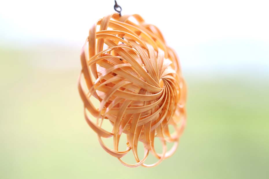 大輪の花竹ペンダントの竹の曲線美