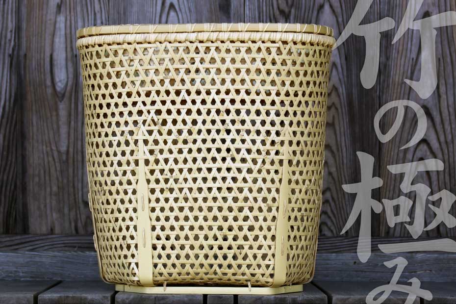 極みの白竹二段洗濯籠は、内かご付きの機能性、亀甲編みの美しいデザイン、清々しい白竹の品質などを兼ね備えた優れた洗濯籠です。