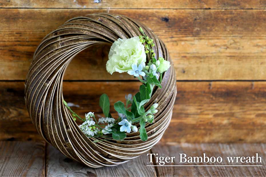 虎竹リースは、竹の曲線を活かしたクリスマス飾りです。お花などをデコレーションしてオリジナルリース作りに。