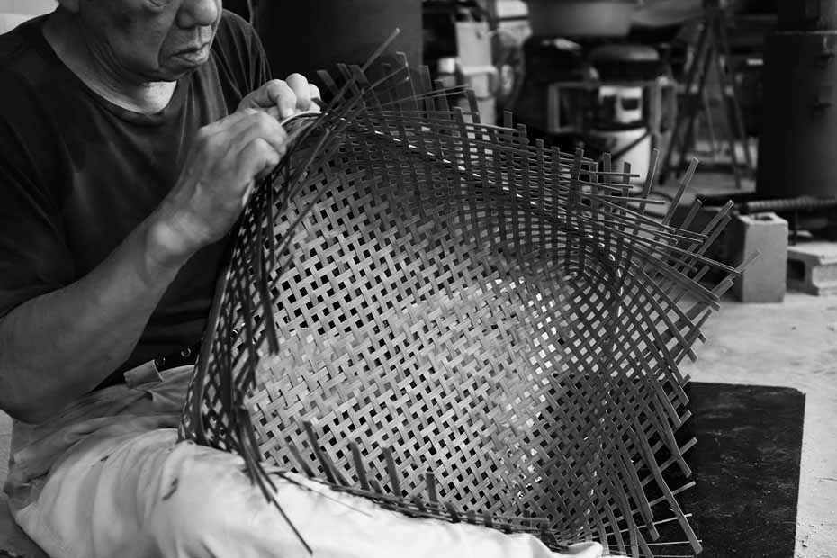 真竹磨き衣装籠を編む職人