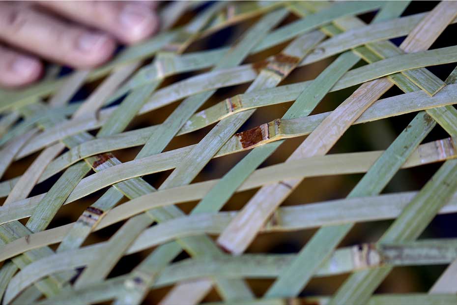 伝統の真竹洗濯籠（三角）の素朴で野趣溢れる天然素材感
