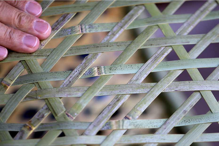 伝統の真竹洗濯籠（楕円）の素朴で野趣溢れる天然素材感