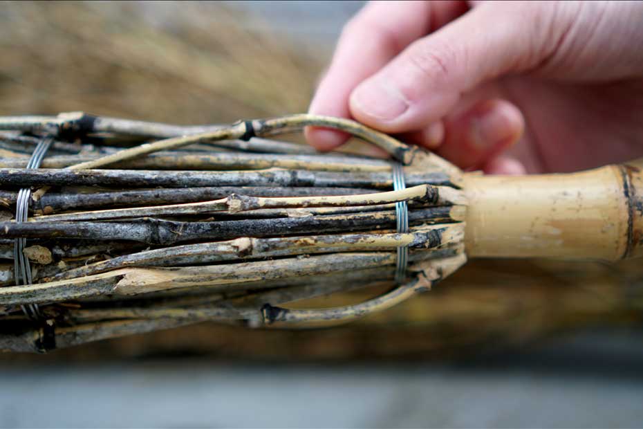 職人たちの口コミで広がる山里の名人作の竹箒