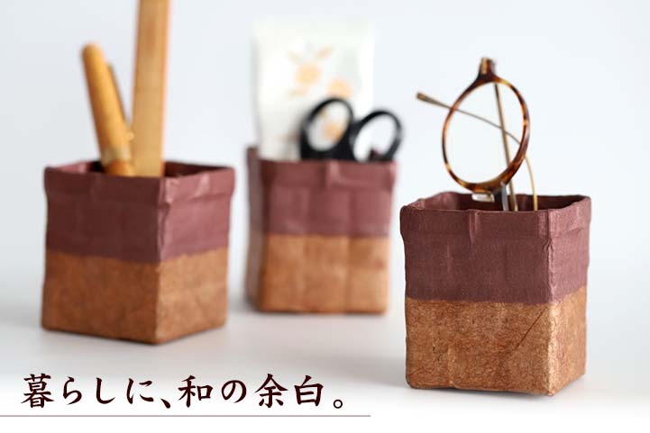 一閑張り小物かごは、真竹を四ツ目編みした竹籠に和紙を貼って柿渋で仕上げたミニサイズの収納かごです