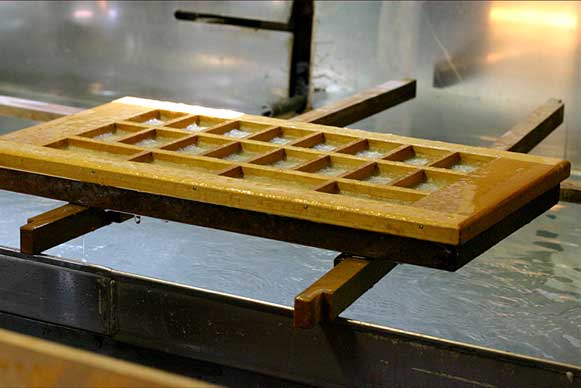 虎竹和紙ハガキ（５枚入）を作るのに使われる漉き桁