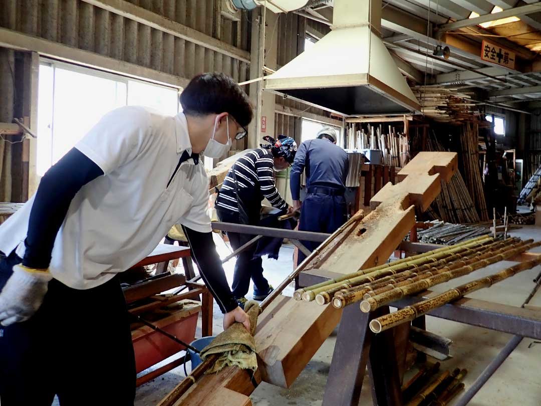 職人による製竹作業風景