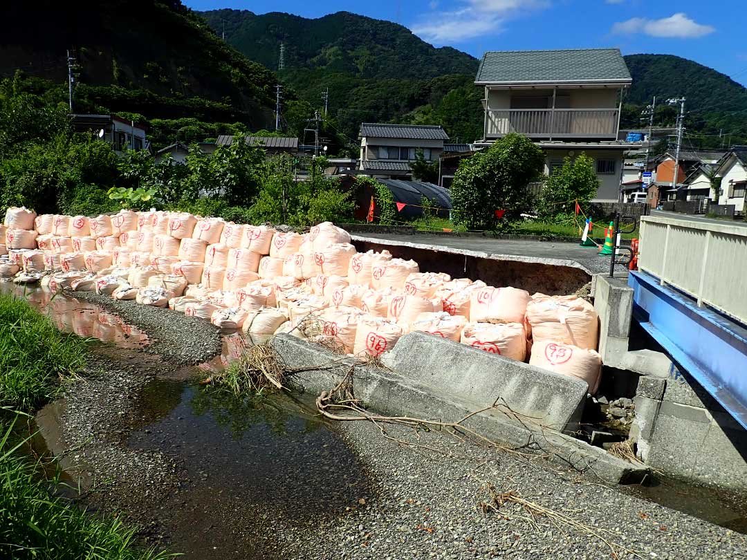 橋のたもとの土嚢