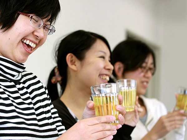 みんなで飲んでいる虎竹茶