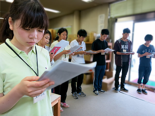 朝礼に参加する学生