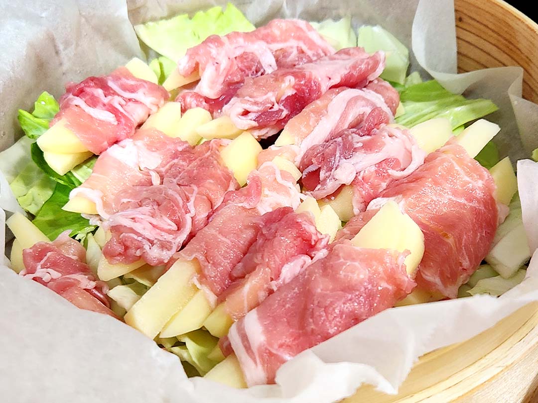 蒸とらに豚肉を巻いたジャガイモとレタスを詰める
