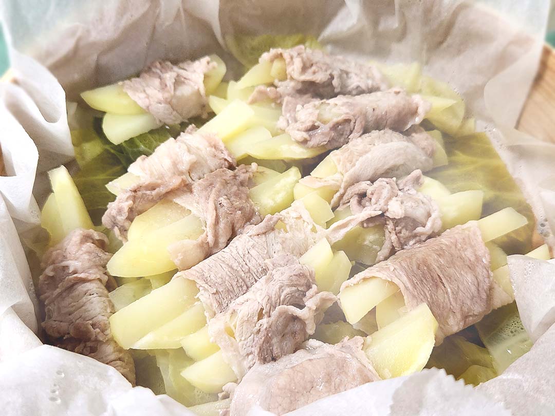 蒸とらで蒸した豚肉を巻いたジャガイモとレタス